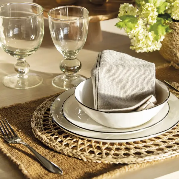 La importancia del bajo plato según una experta en decoración: "Protege el mantel, enmarca el lugar de cada invitado y viste la mesa entre platos"